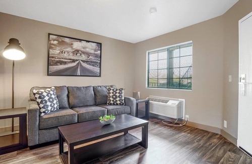 El Cajon House | 2 King Beds, 2 Rooms, 1 Bath Suite