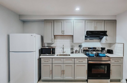 West Poplar Apartment | 2 King Beds/55" TV/Rainfall Shower/W/D