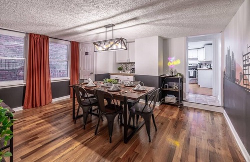 South Side Flats House | 2 King Beds | Free Parking | Arcade | Fire Pit