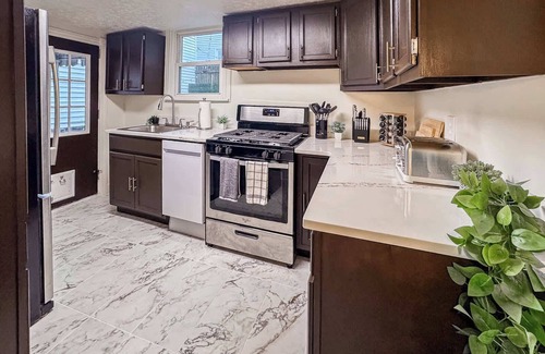 South Side Flats House | 2 King Beds | Free Parking | Arcade | Fire Pit