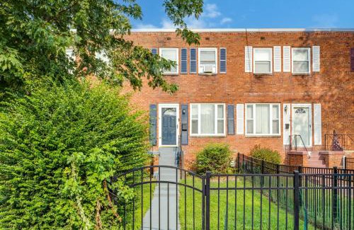 Southwest Quadrant House | - 2 King Beds & Free Parking - Vintage Retreat - Floyd's Freedom