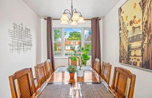 Southwest Quadrant House | - 2 King Beds & Free Parking - Vintage Retreat - Floyd's Freedom