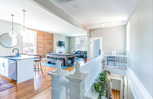 Court House Hill House | 2 King Beds - Pool Table, Heart of Downtown LYH