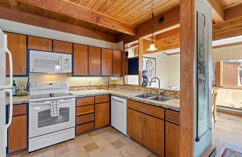 Keystone House | 2 king beds & private baths, queen sleeper. nFree shuttle just minutes to slopes