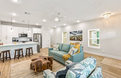 San Jacinto House | 2 King BRs! Clean! Across from Beach!