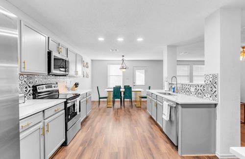 Anna House | 2 King ! Newly renovated w/8 beds sleeps upto 16 people