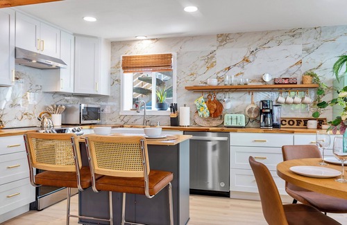 Old Ballard Apartment | 2 King Suite BBQ Free parking 93 Walking score Pet-friendly