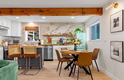 Old Ballard Apartment | 2 King Suite BBQ Free parking 93 Walking score Pet-friendly
