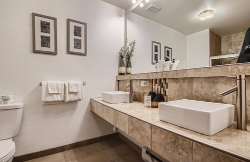 Idaho Springs Hotel | 2 King Suite w/Private Bedroom in Boutique Mtn Motel