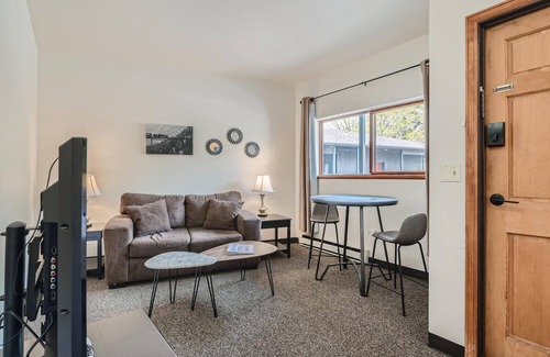Idaho Springs Hotel | 2 King Suite w/Private Bedroom in Boutique Mtn Motel