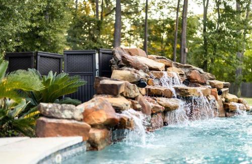 Tomball House | 2 King Suites with Private Pool and Spa, Texas-Sized Covered Patio and Outdoor Kitchen and BBQ