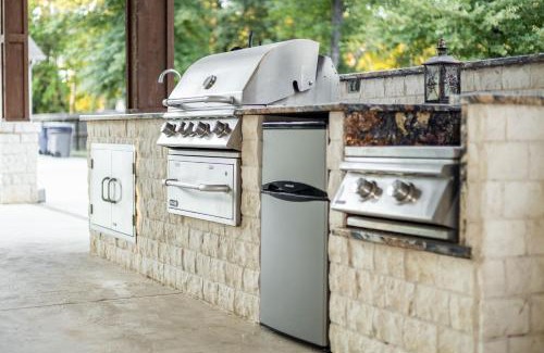 Tomball House | 2 King Suites with Private Pool and Spa, Texas-Sized Covered Patio and Outdoor Kitchen and BBQ