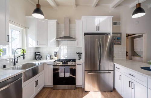 Charter Oak House | 2 Kings, 2 Twin, Pets allowed. Backyard, Garage