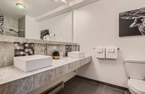 Idaho Springs Hotel | 2 Kings, Boutique Mountain Motel Suite near Hiking & MTB Park, Idaho Springs