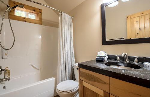 Glacier House | 2 Kings, Fire Pit, Gameroom, EV charger, Dogs OK!