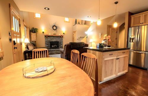 Glacier House | 2 Kings, Fire Pit, Gameroom, EV charger, Dogs OK!