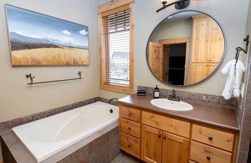 Powell Butte Cabin | 2 Kings+Twin | Hot Tub | Fire Table | Modern Cabin