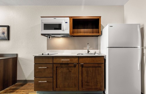 Dupont Hotel | 2 Kitchen-Equipped Units in Commerce City – 15 Min to Central Denver Attractions
