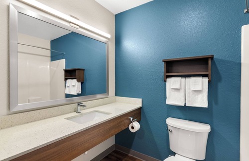 Dupont Hotel | 2 Kitchen-Equipped Units in Commerce City – 15 Min to Central Denver Attractions