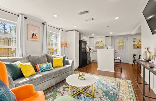 Mid City South House | 2 Kitchens|Mid City & LSU|Spacious 3 BR|Gated Yard