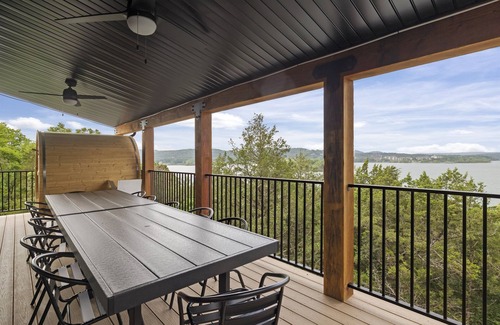 Hollister House | 2 Lakefront homes (sleeping 45) golf simulator, outdoor sauna, & hot tubs