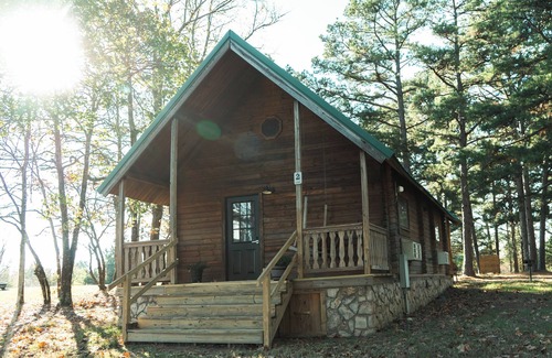 Hattieville Cabin | 2 Lakeside : Charming 2-bedroom cabin with AC, WiFi in welcoming Solgohachia