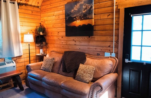 Hattieville Cabin | 2 Lakeside : Charming 2-bedroom cabin with AC, WiFi in welcoming Solgohachia