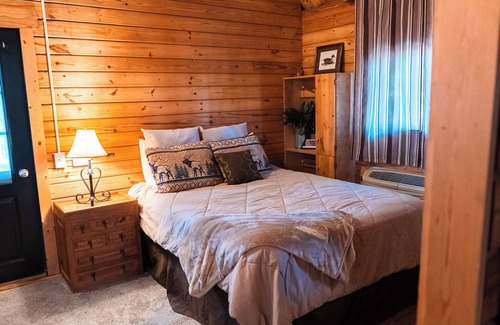 Hattieville Cabin | 2 Lakeside : Charming 2-bedroom cabin with AC, WiFi in welcoming Solgohachia