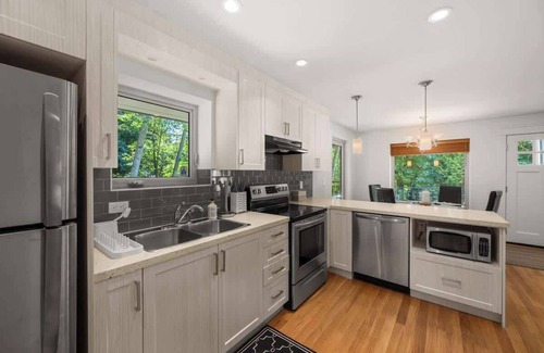 Coquitlam House | 2 Level Suite ~ Tranquil & Relaxing ~ Creekside