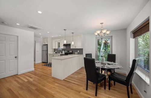 Coquitlam House | 2 Level Suite ~ Tranquil & Relaxing ~ Creekside