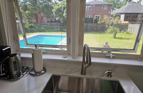 Burlington House | 2 living rooms, 3x TVs - walkable to downtown Burlington, Hospital, Mall, Beach