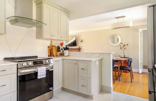 Burlington House | 2 living rooms, 3x TVs - walkable to downtown Burlington, Hospital, Mall, Beach