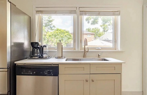 Burlington House | 2 living rooms, 3x TVs - walkable to downtown Burlington, Hospital, Mall, Beach