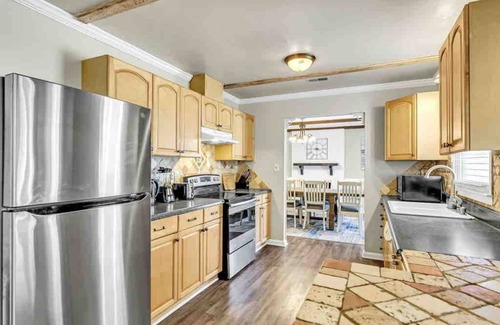 Greensboro House | 2 Living Rooms+ K be +, Secret Room, central local