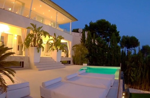 Cas Catala Villa | 2 livingrooms, 4 bedrooms (all with bathroom), 10 persons, spa and heated pool