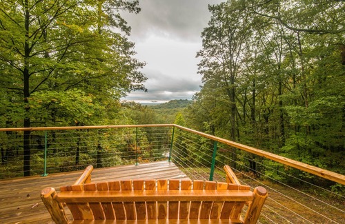 Helmsburg Cottage | 2 Loft BR, 1 BA