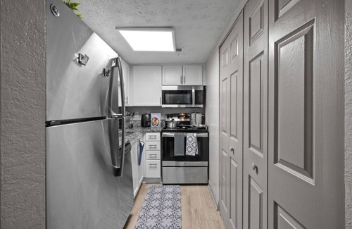 Atlanta Apartment | 2 Lux King Beds - Short Walk to Truist Park