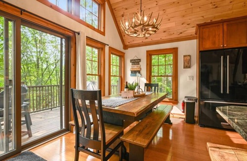 Tannersville Cabin | 2 Master BDRM, 2 Min to Camelback - Sleeps 10