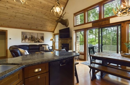 Tannersville Cabin | 2 Master BDRM, 2 Min to Camelback - Sleeps 10