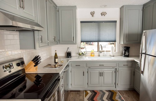 Carlton Cottage | 2 master suites, quick walk to Main Street, quiet & peaceful. Owner managed.