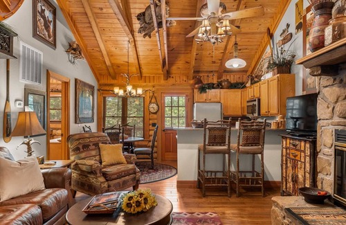 Branson Cabin | 2 Master Suites-Stunning Decor - 150 Acres, Indoor/Outdoor Pools, Free Wifi