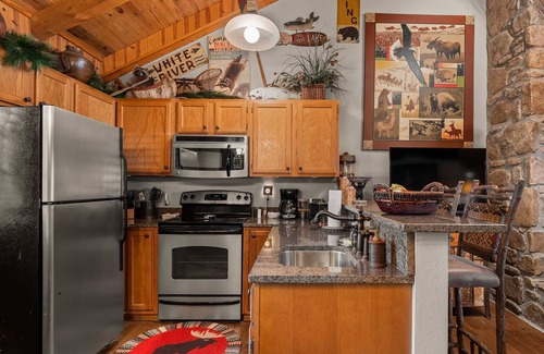 Branson Cabin | 2 Master Suites-Stunning Decor - 150 Acres, Indoor/Outdoor Pools, Free Wifi