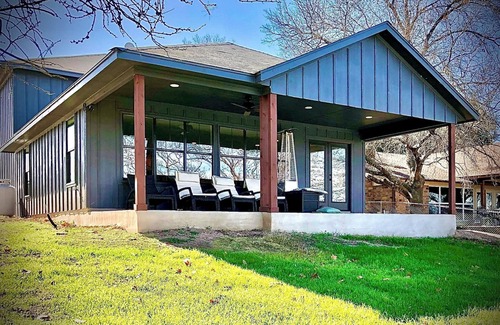 Burnet House | 2 Masters, 2 Living rooms, w/Paddleboards. Serene Waters.