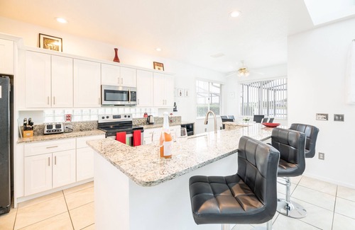 Sunset Lakes House | 2 Masters, Hot Tub, Games Room, Stunning Lake Views, Disney Only 4 Miles!