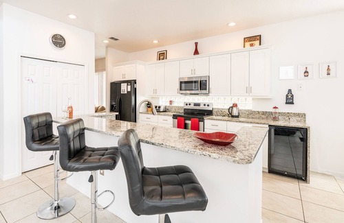 Sunset Lakes House | 2 Masters, Hot Tub, Games Room, Stunning Lake Views, Disney Only 4 Miles!