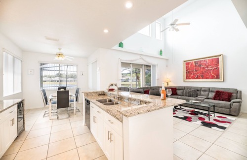 Sunset Lakes House | 2 Masters, Hot Tub, Games Room, Stunning Lake Views, Disney Only 4 Miles!