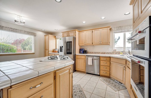 South Richland House | 2 Mi to Badger Mountain: Hot Tub Haven!