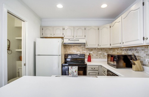 Selbyville Condo | 2 Mi to Beach: Gem w/Enclosed Patio in Selbyville