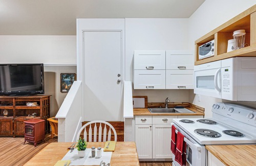 Mount Vernon Apartment | 2 Mi to Dtwn: Mount Vernon Apt w/Private Patio!