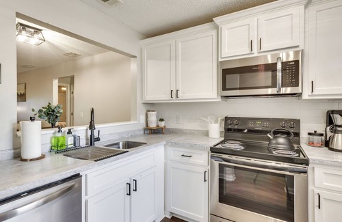 Hinesville Condo | 2 Mi to Fort Stewart: Modern Hinesville Haven